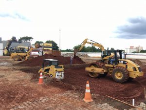 terreplangem escavação bob cat minicarregadeira